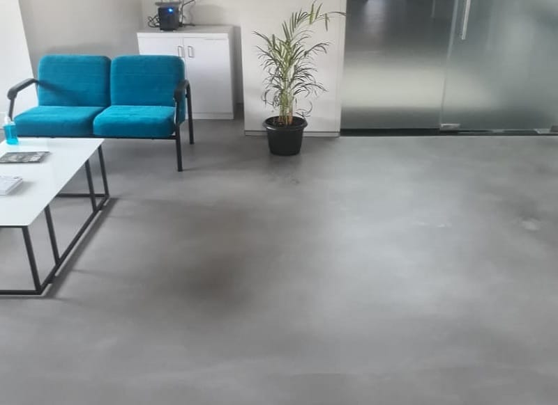 Seamless micro-topped floor in a modern interior